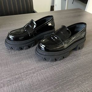 Alohas Trailblazer loafers in Onix black. Size 37/US 7. Brand new, barely worn.